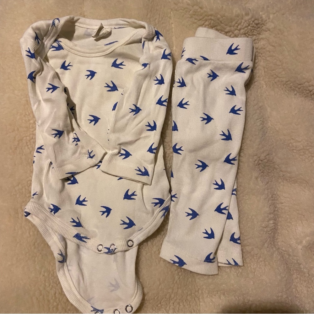 Bundle Kate Quinn 6-12 onesie and leggings